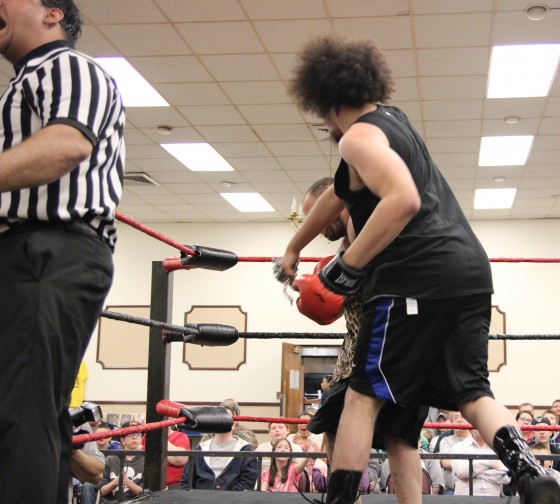 Jacob Hendrix using a chain to knock Grop out